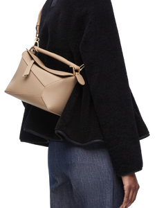 Petit sac Puzzle Edge en cuir de veau grainé souple beige